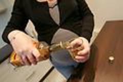 Urteil zu fristloser Kündigung - Was tun, wenn der Suchthelfer selbst Alkoholiker ist?